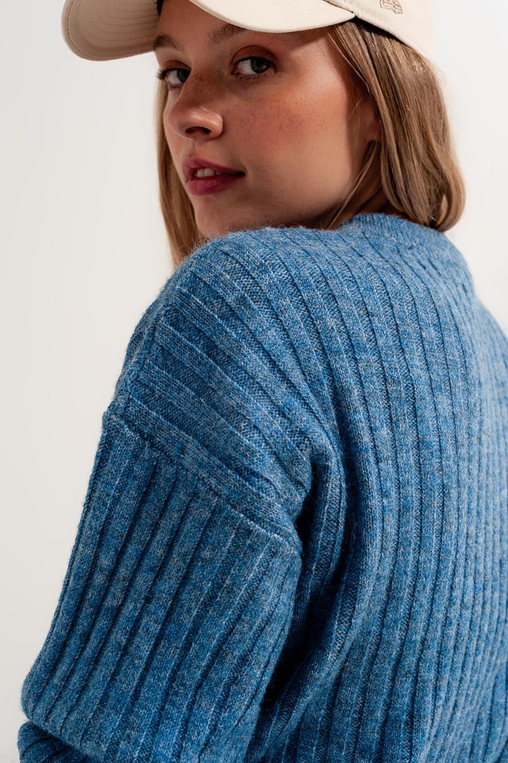 Camisola de malha quadrada azul com pedaços