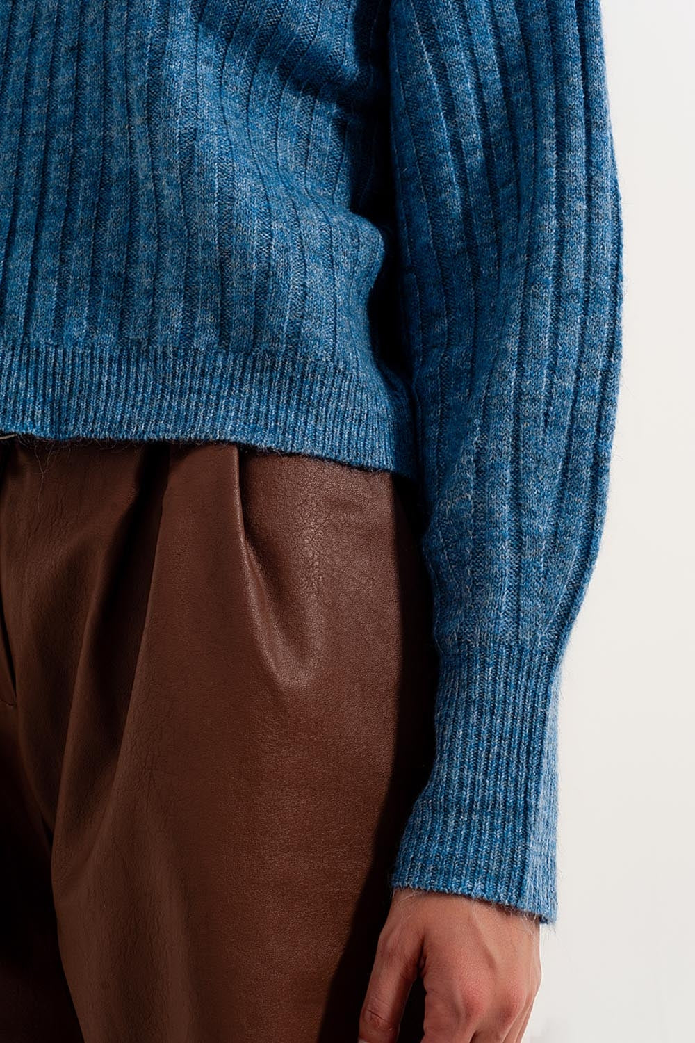 Camisola de malha quadrada azul com pedaços