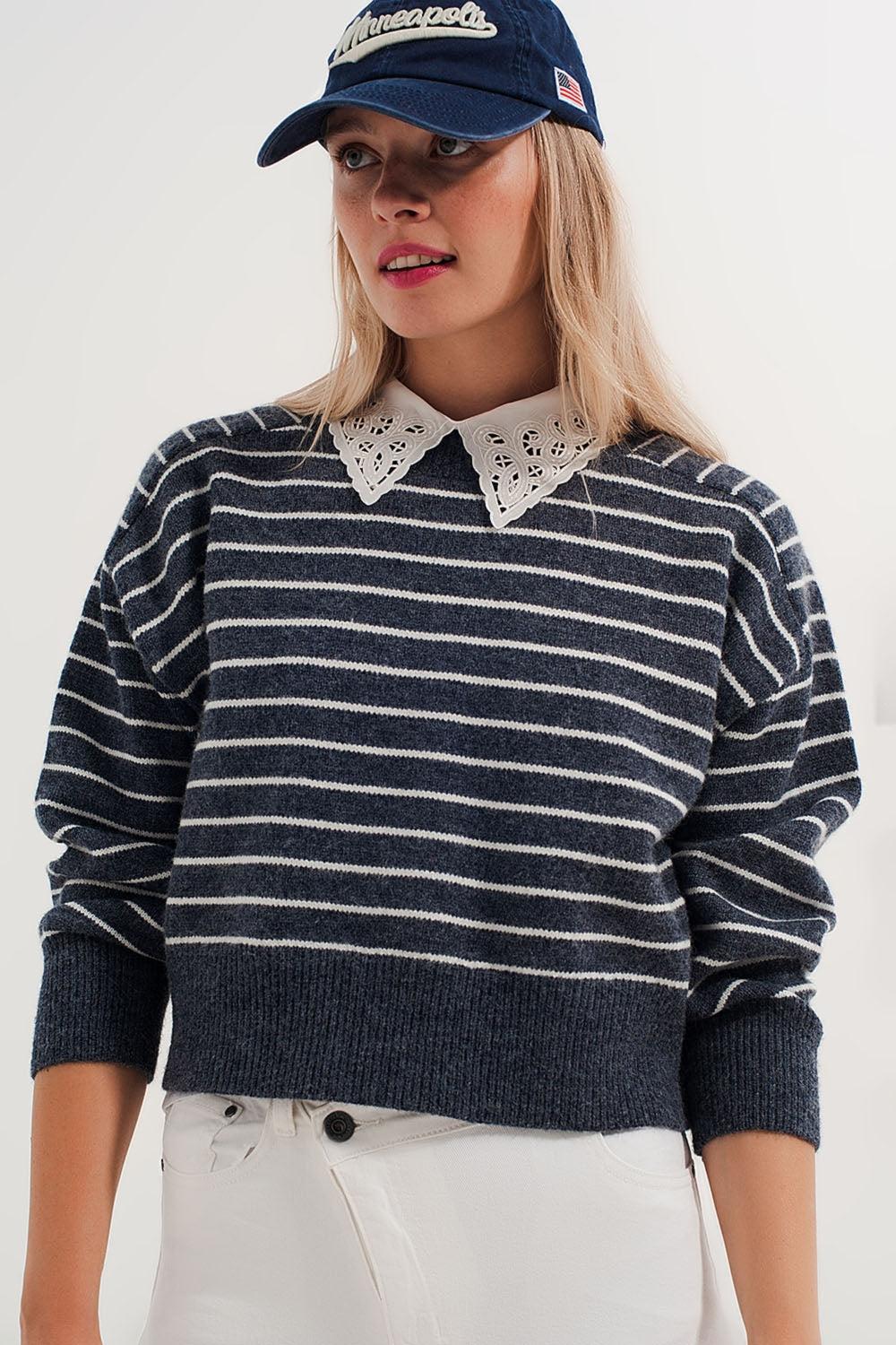 Camisola de pescoço com riscas azuis e brancas