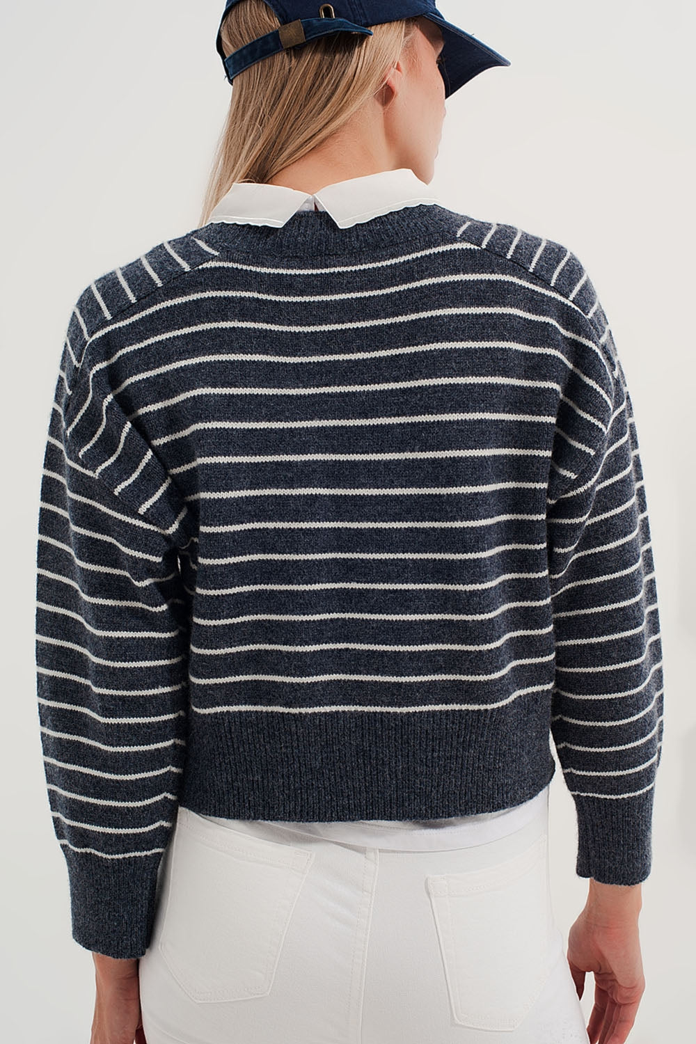 Camisola de pescoço com riscas azuis e brancas