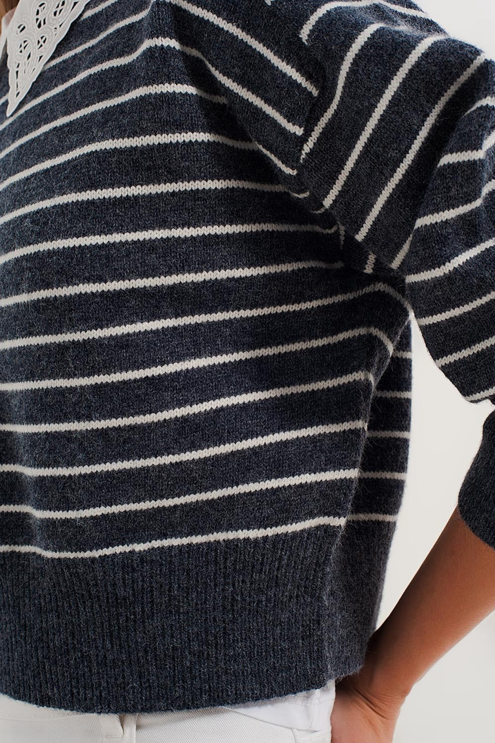 Camisola de pescoço com riscas azuis e brancas