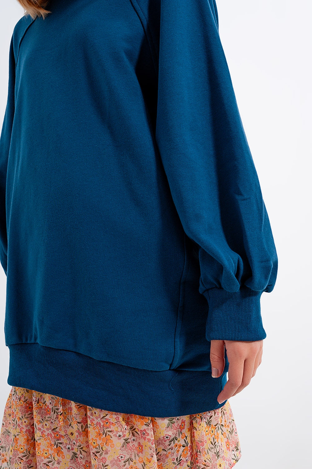 Camisola super grande com costura decorativa em azul