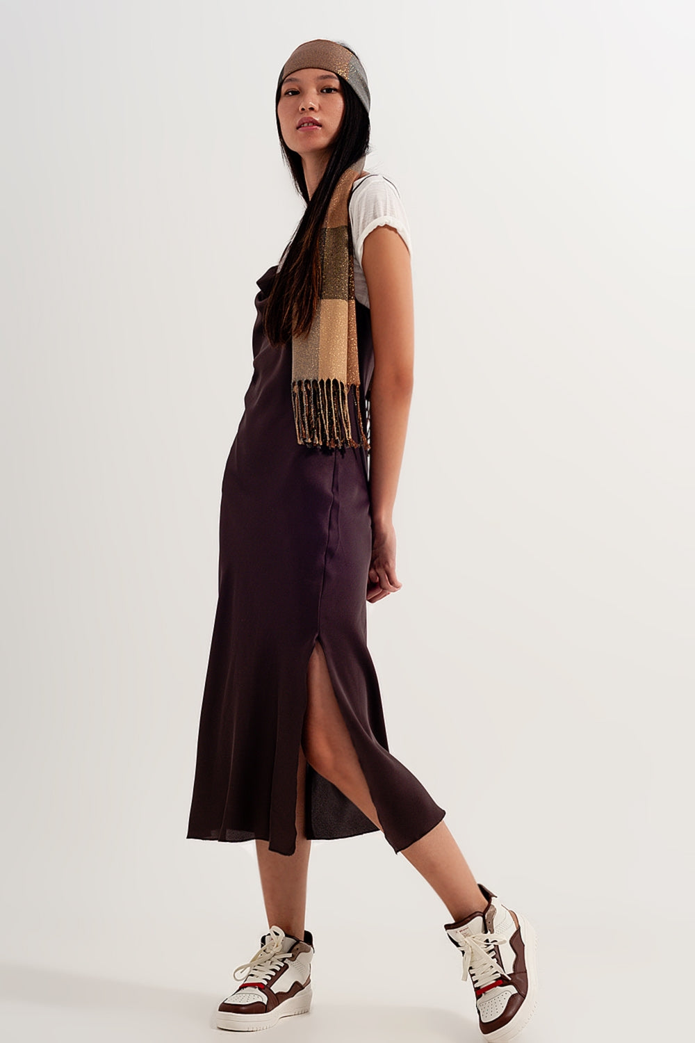 Vestido em cetim com alças finas cor de castanho