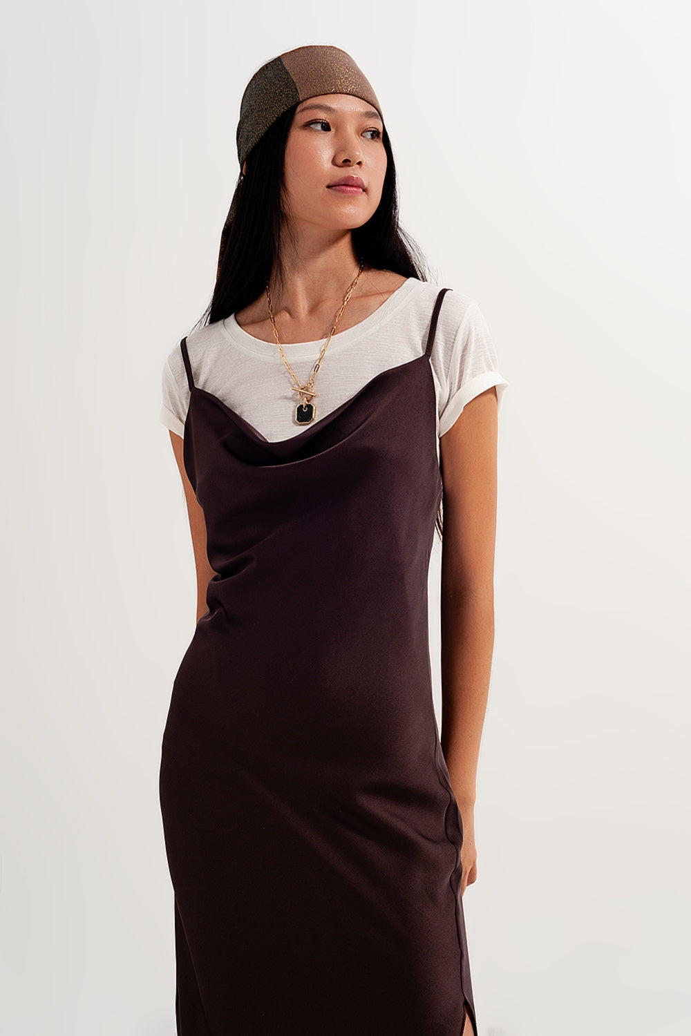 Vestido em cetim com alças finas cor de castanho