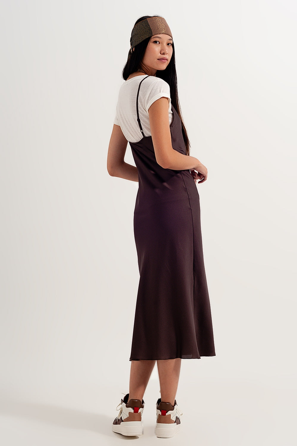 Vestido em cetim com alças finas cor de castanho