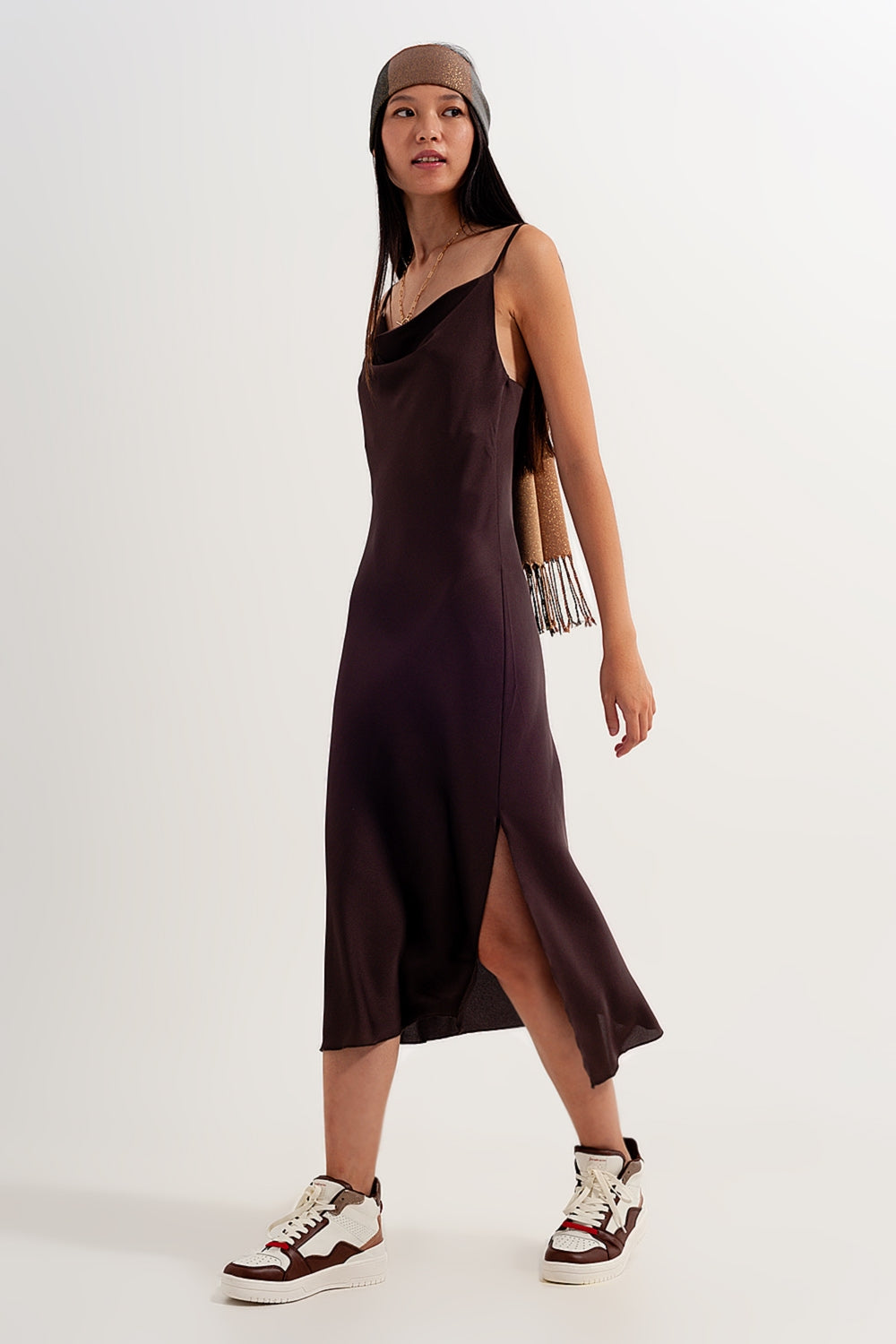 Vestido em cetim com alças finas cor de castanho