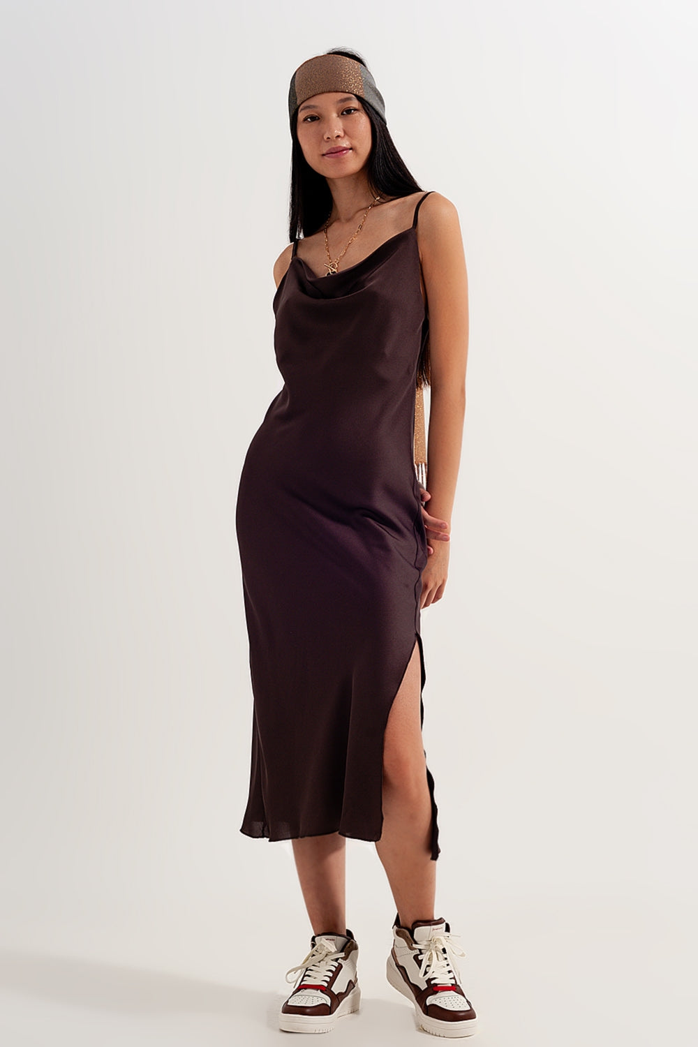 Vestido em cetim com alças finas cor de castanho