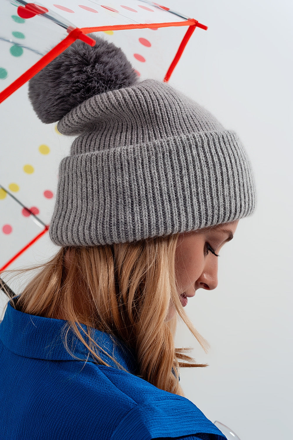 Chapéu de malha cinzenta com pompom