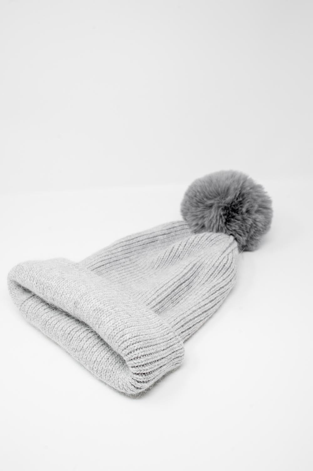 Chapéu de malha cinzenta com pompom