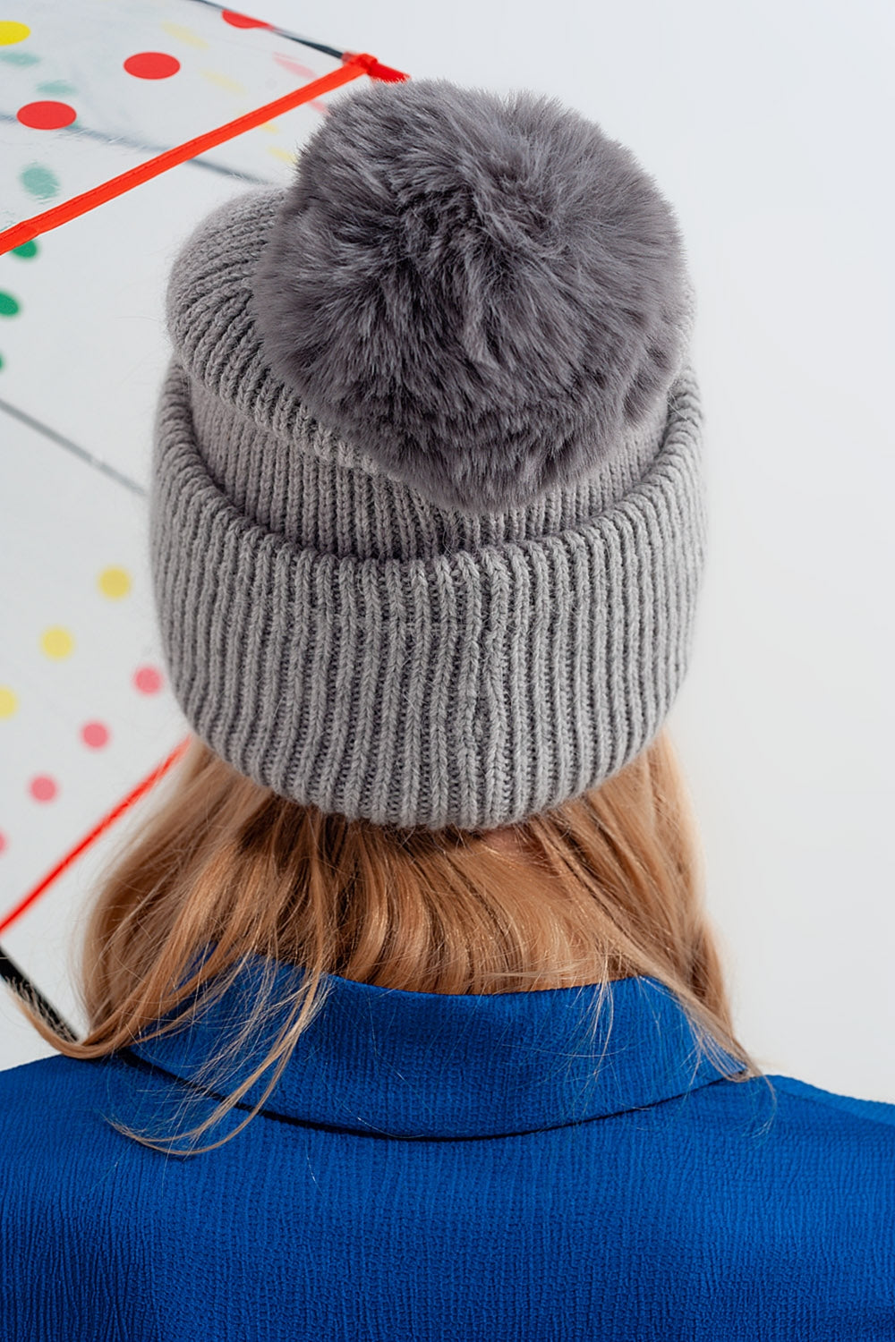 Chapéu de malha cinzenta com pompom