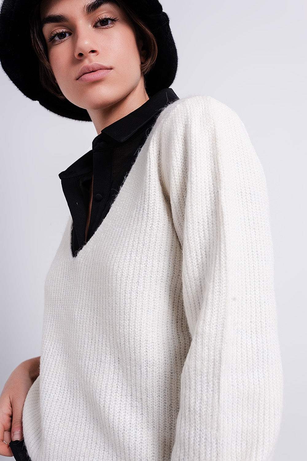 Camisola branca com pescoço em V com nervuras