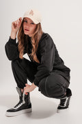 Joggers pretos com cintura de cordão ajustável e costuras frontais