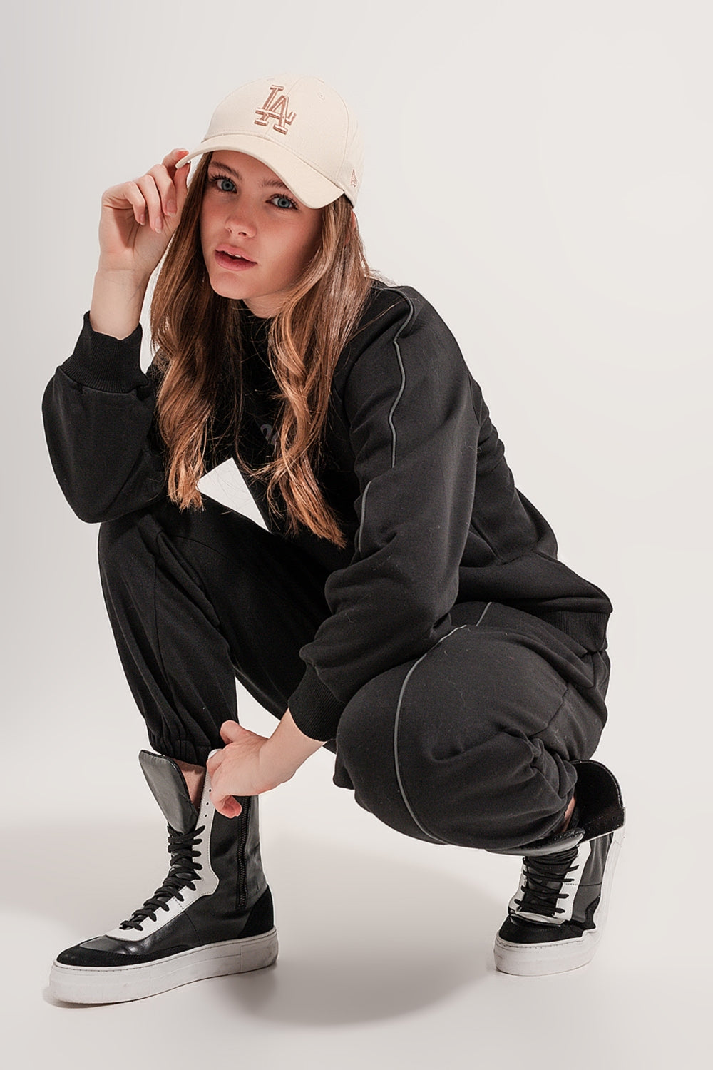 Joggers pretos com cintura de cordão ajustável e costuras frontais