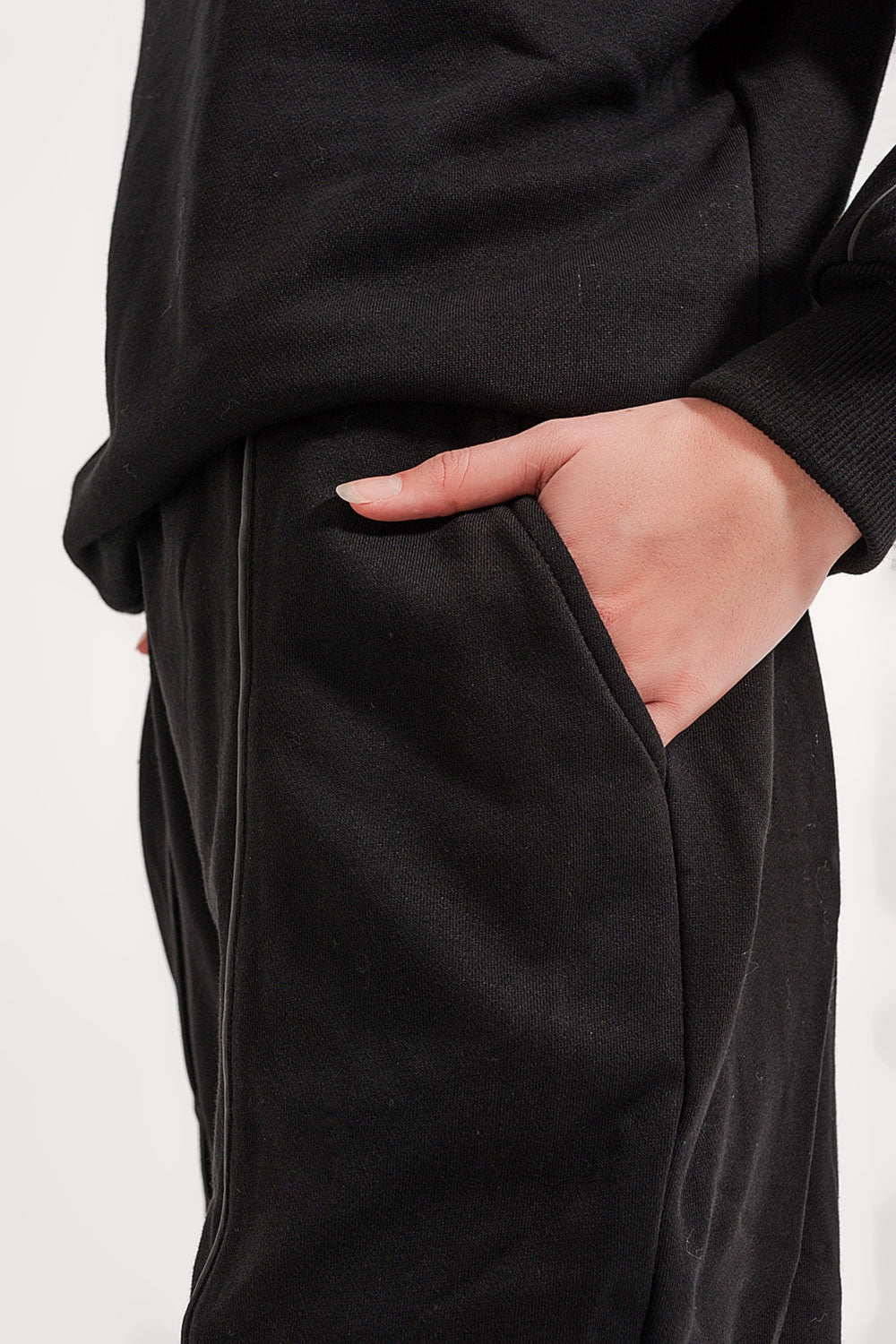 Joggers pretos com cintura de cordão ajustável e costuras frontais