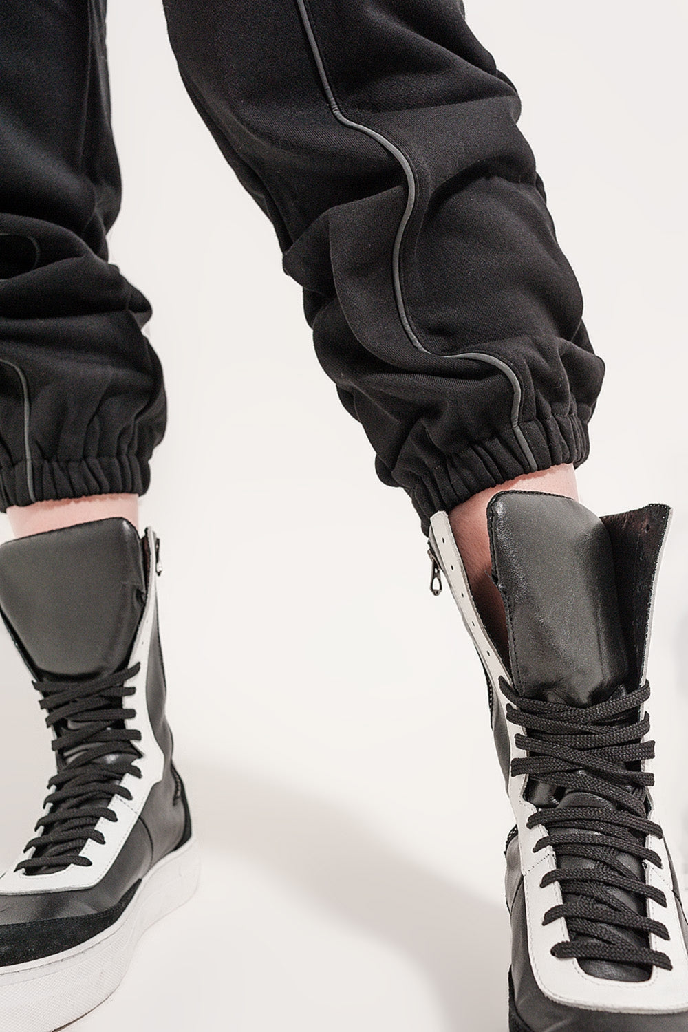 Joggers pretos com cintura de cordão ajustável e costuras frontais