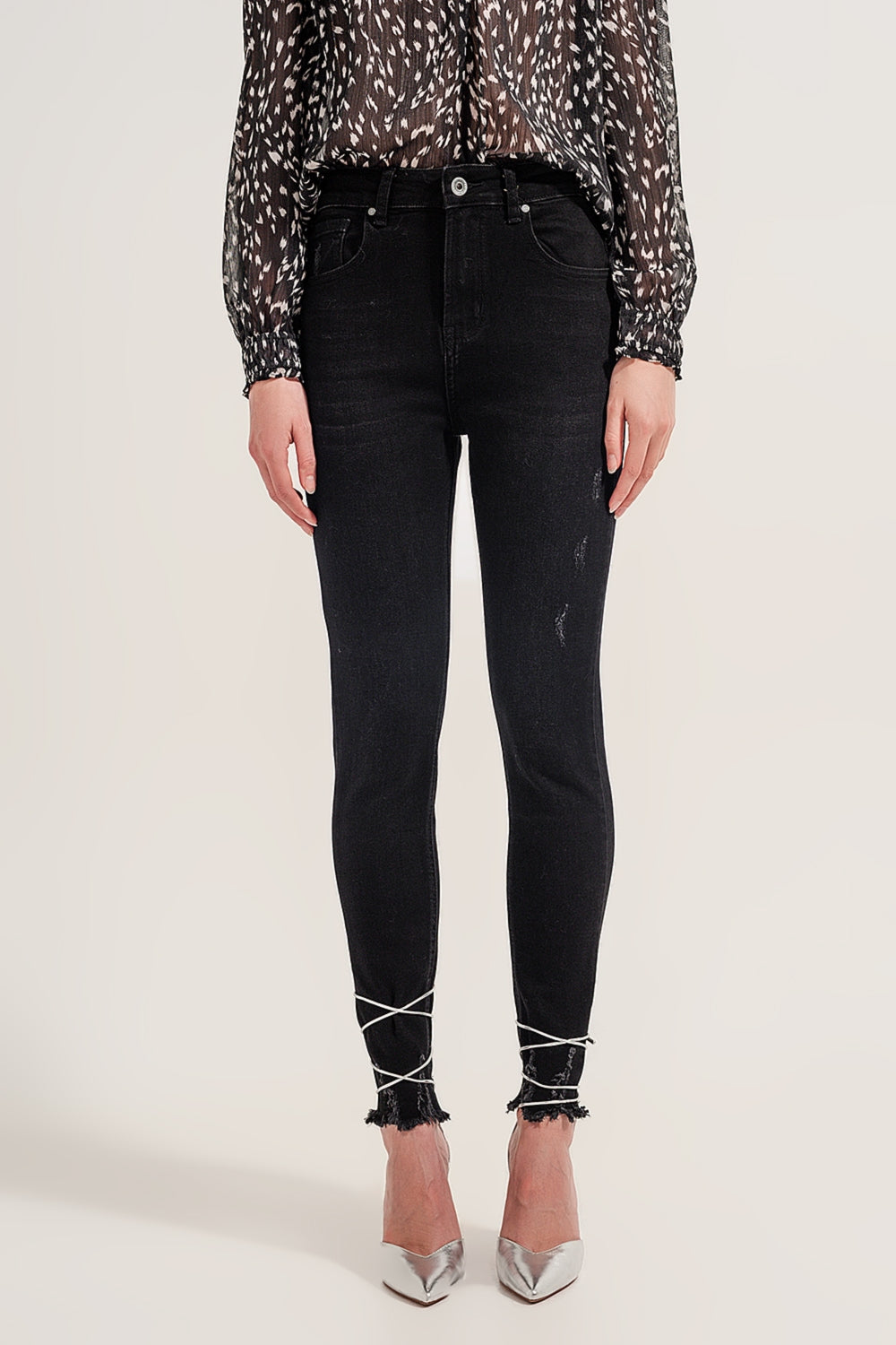 Calças de ganga skinny pretas desfiadas com bainha de fundo cortado
