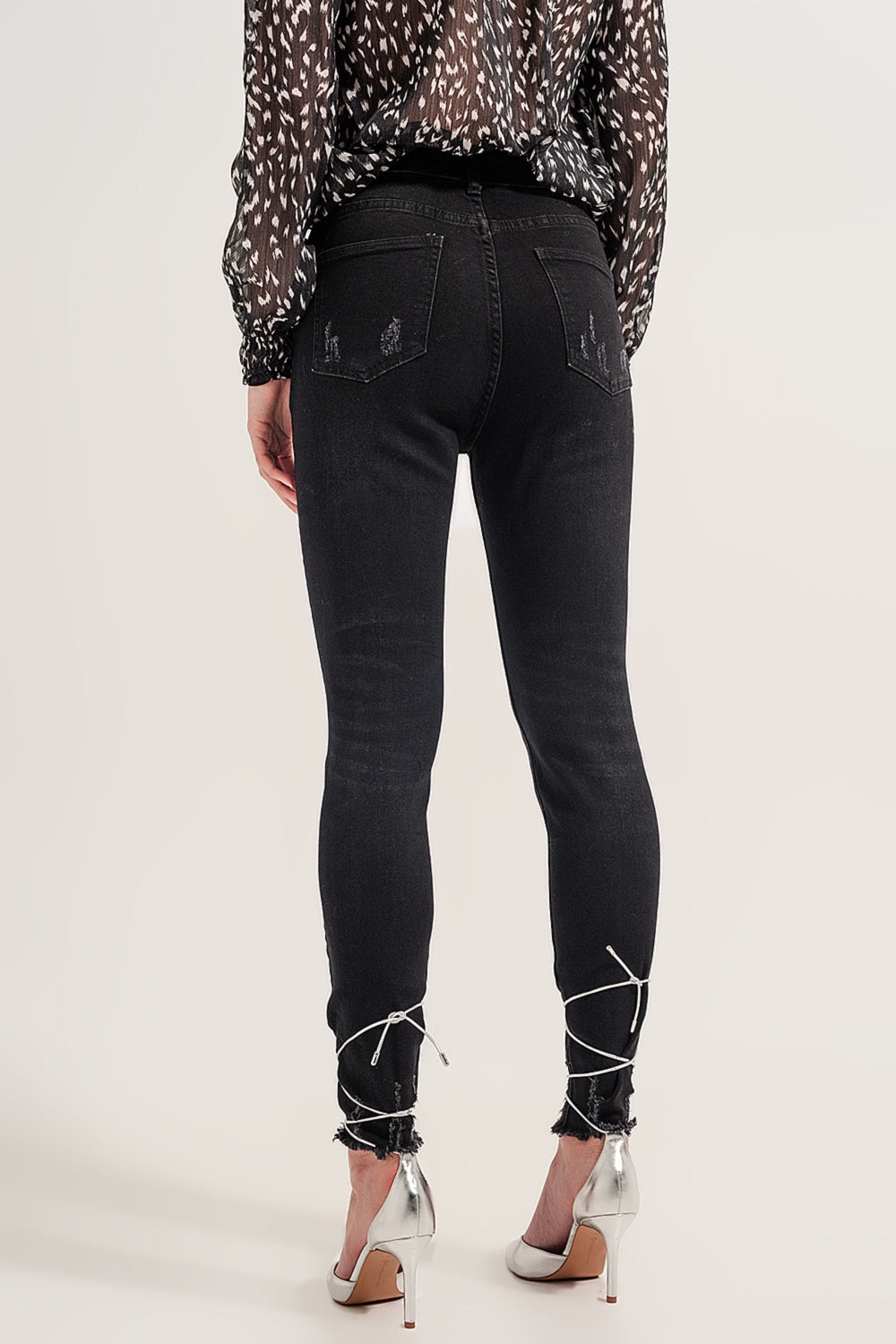Calças de ganga skinny pretas desfiadas com bainha de fundo cortado