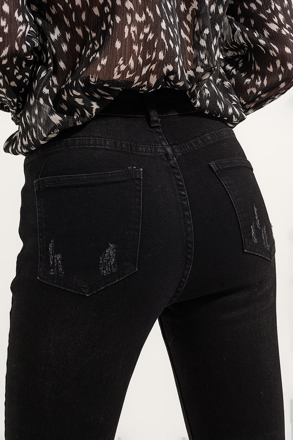Calças de ganga skinny pretas desfiadas com bainha de fundo cortado