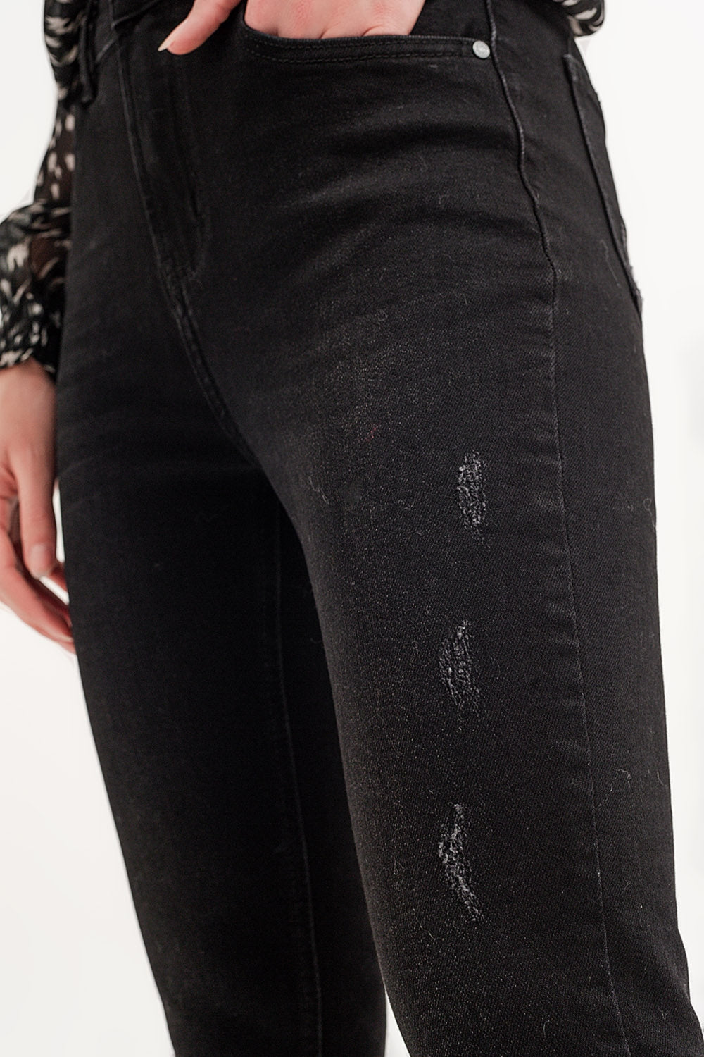 Calças de ganga skinny pretas desfiadas com bainha de fundo cortado