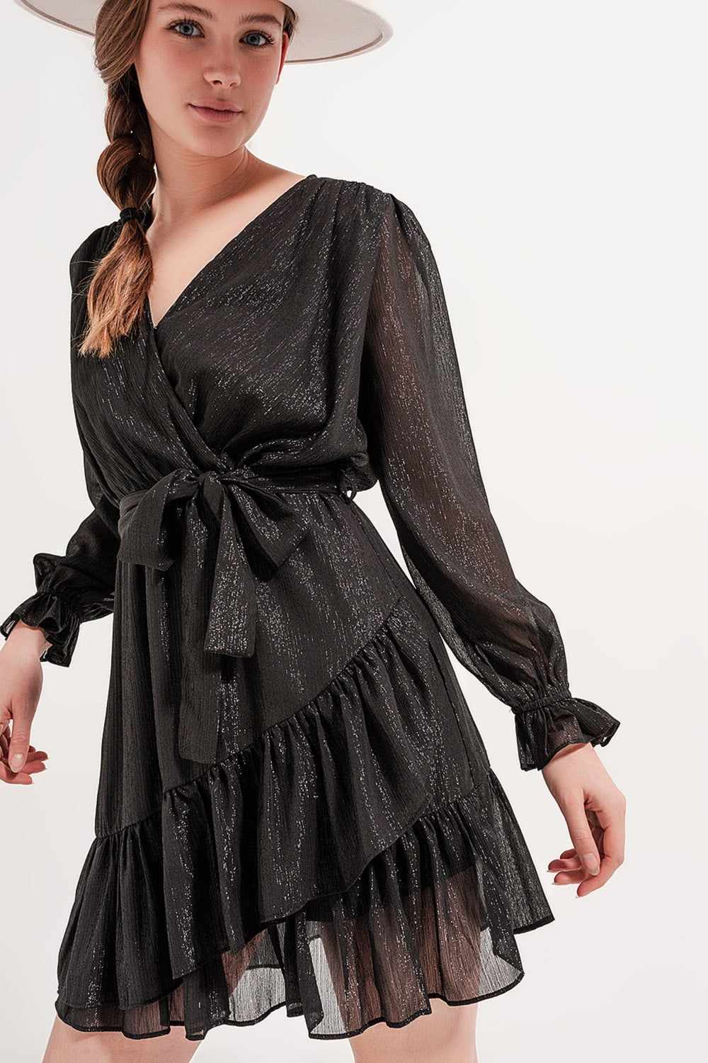 Vestido preto curto com bainha e detalhe cruzado flácido