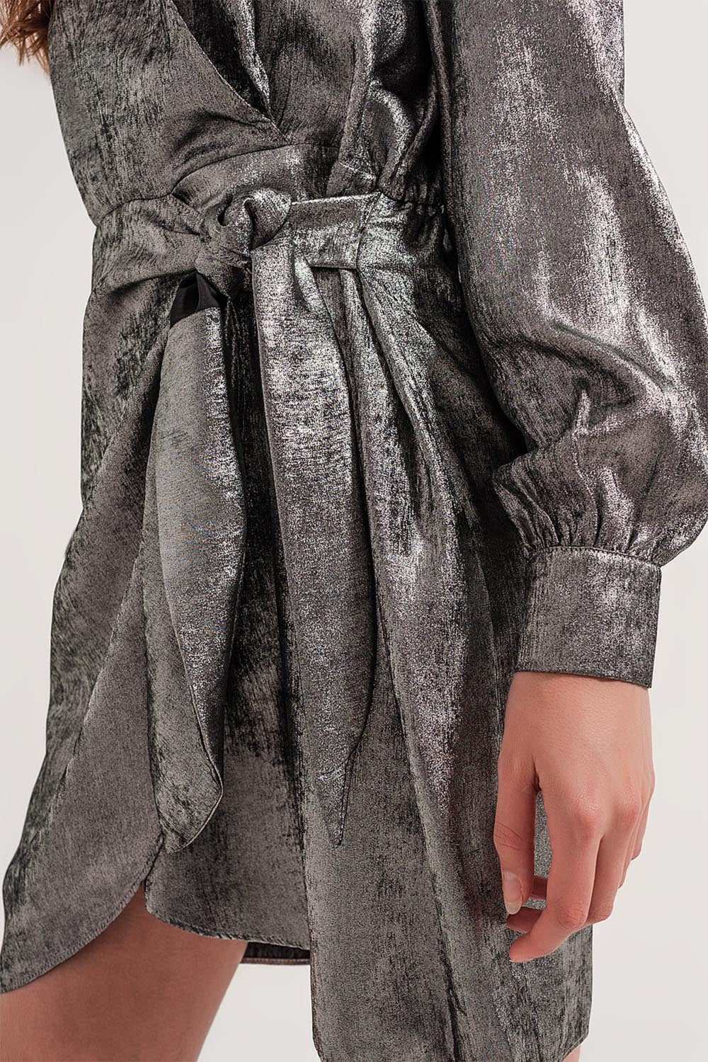 Vestido curto prateado com nó na frente