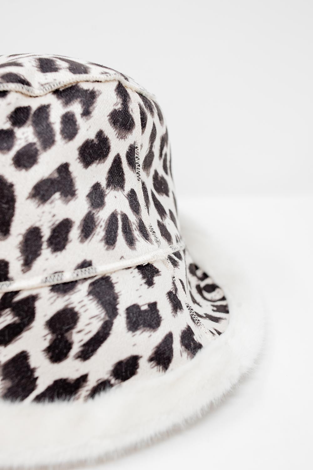 Chapéu de pesqueiro com impressão de leopardo reversível ecru