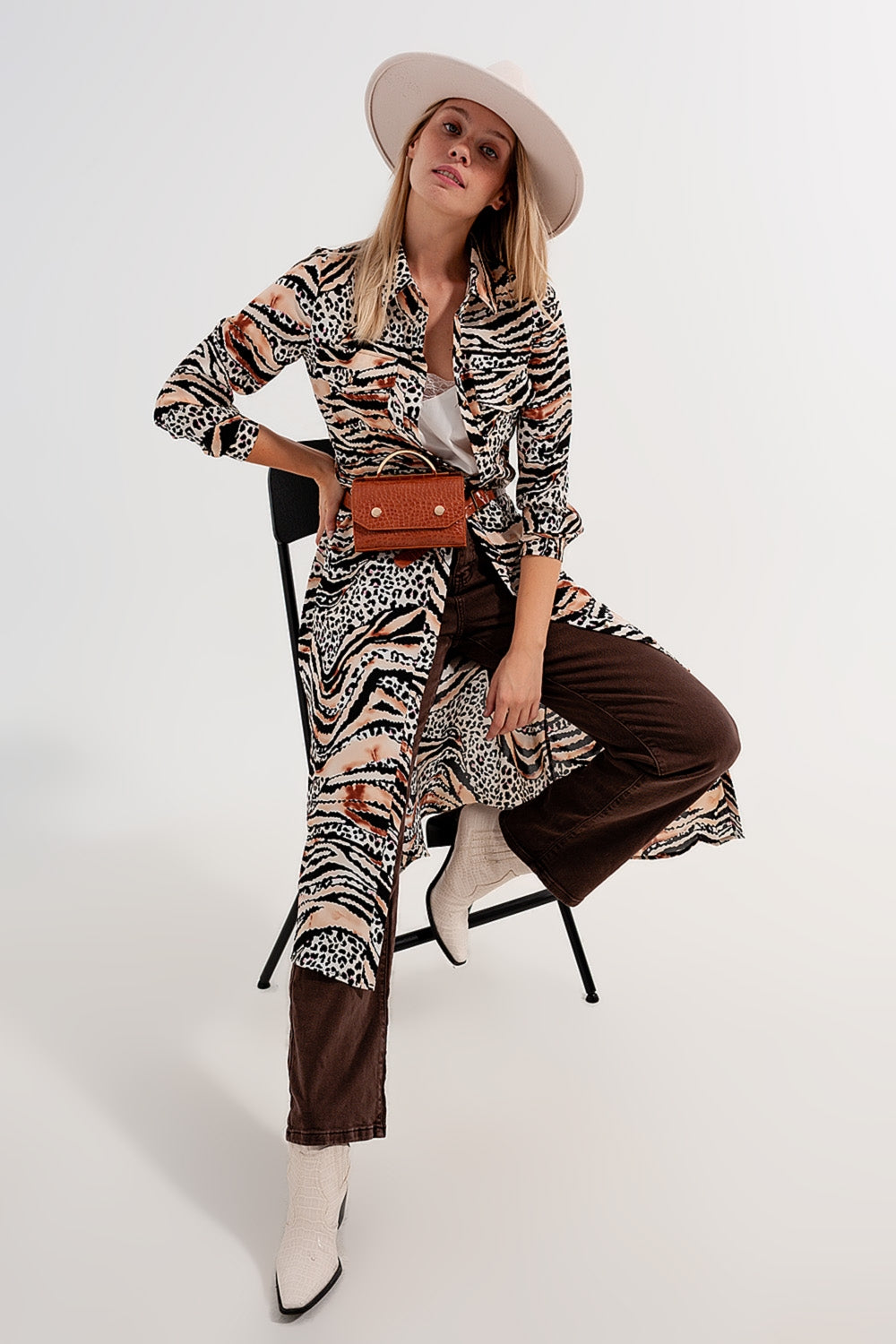 Vestido de camisa bege com estampado animal