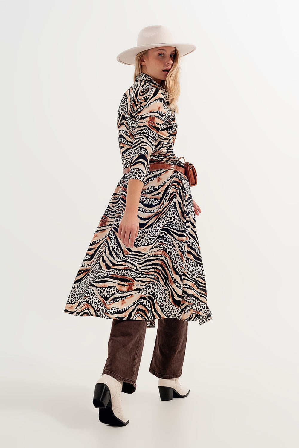 Vestido de camisa bege com estampado animal