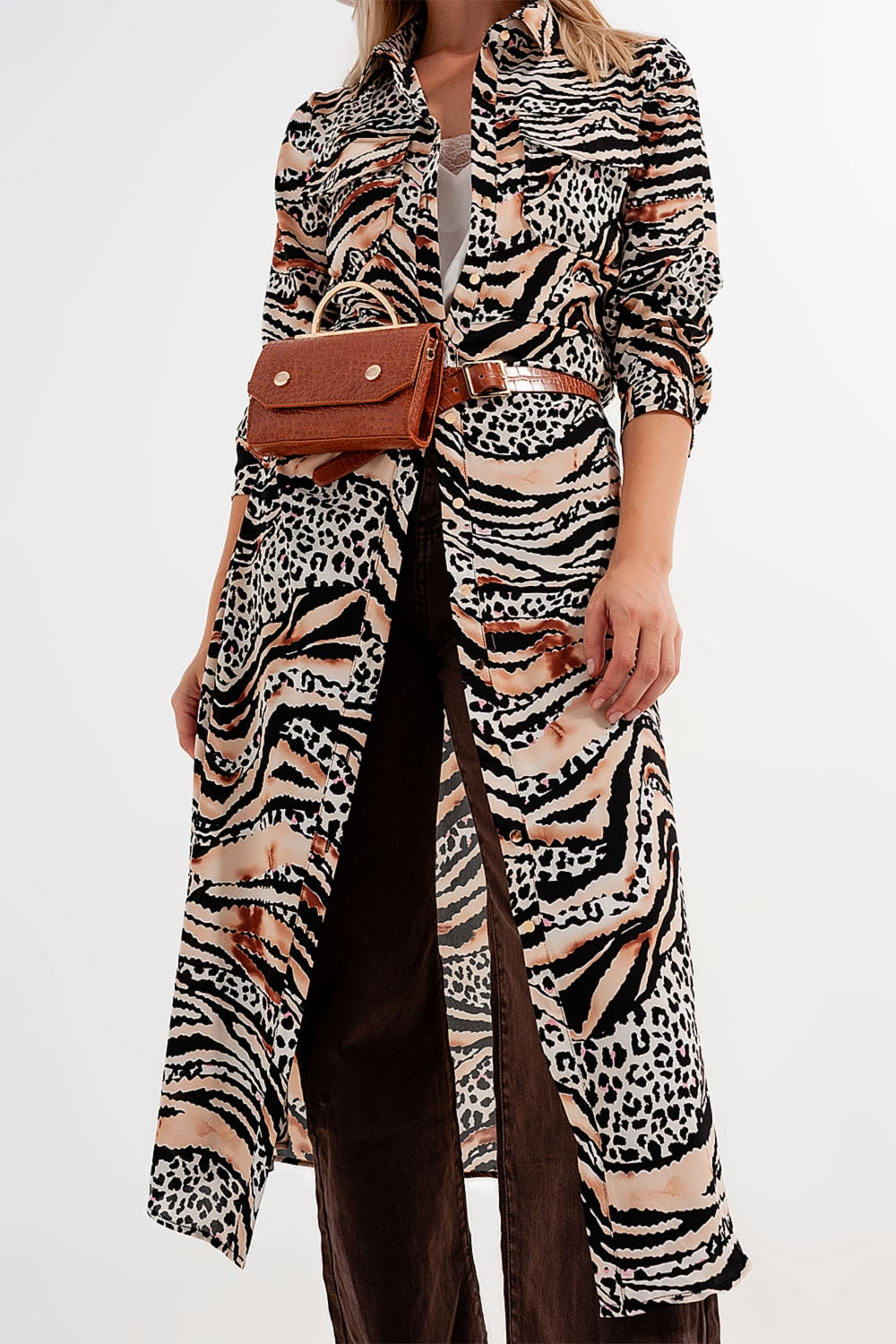 Vestido de camisa bege com estampado animal
