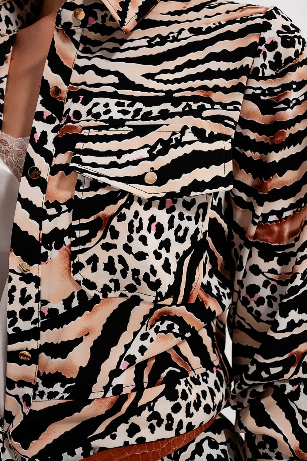 Vestido de camisa bege com estampado animal