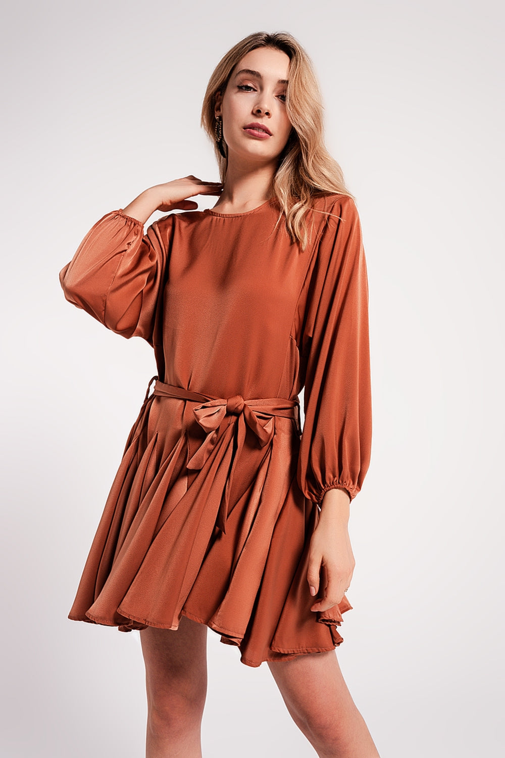 Mini vestido laranja com cinto de cetim a condizer