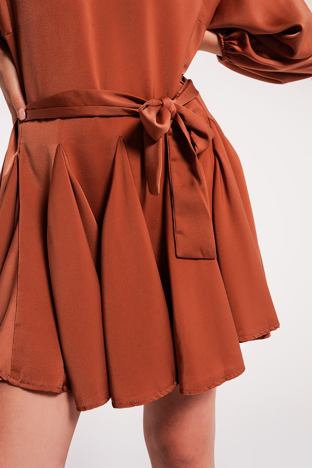 Mini vestido laranja com cinto de cetim a condizer