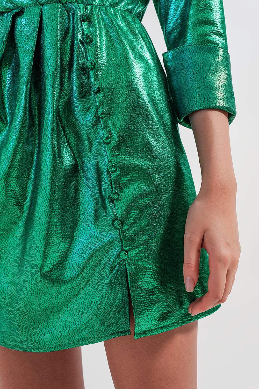 Mini vestido com detalhe de botão em verde