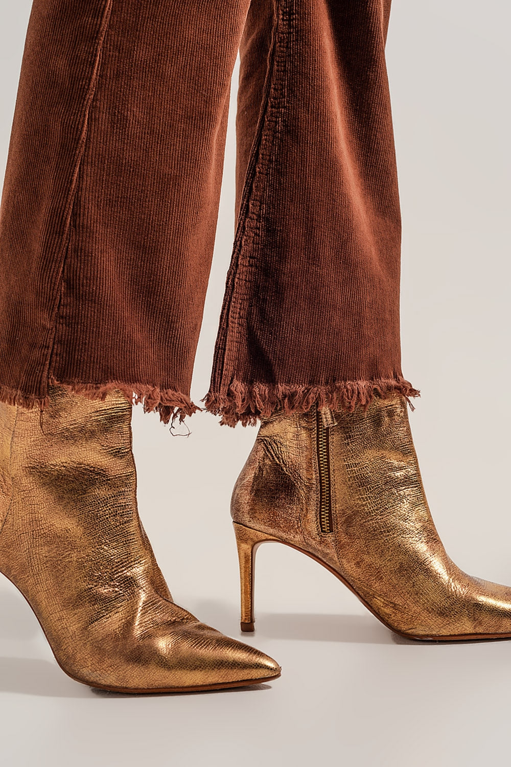 Calça flare de veludo cotelê marrom