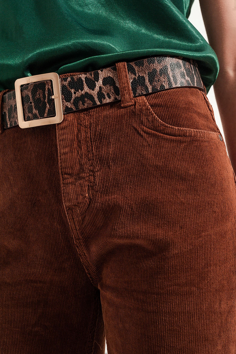 Calça flare de veludo cotelê marrom