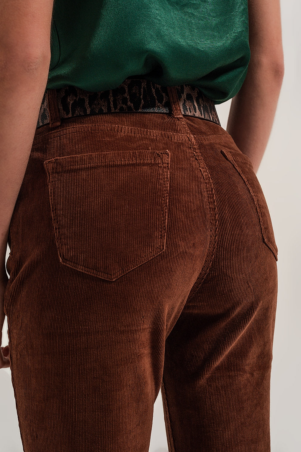 Calça flare de veludo cotelê marrom