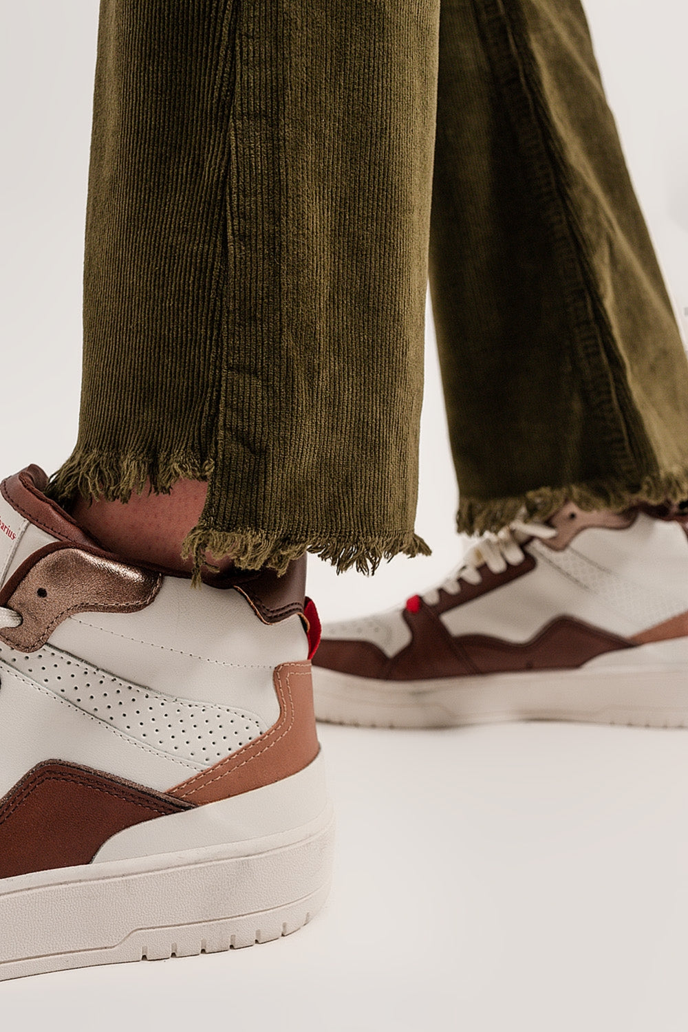 Calça flare de veludo cotelê verde
