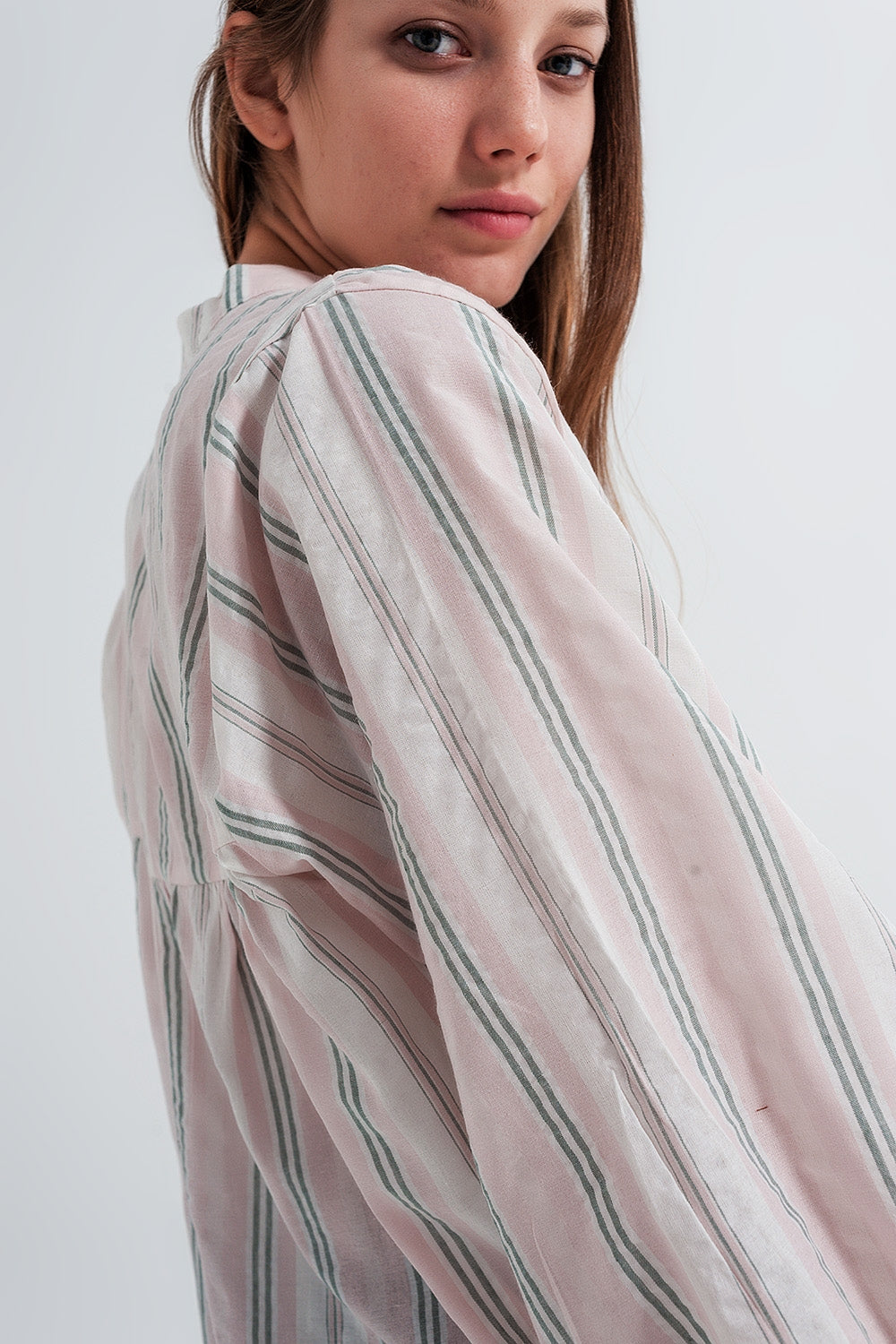 Camisa listrada sem gola em rosa