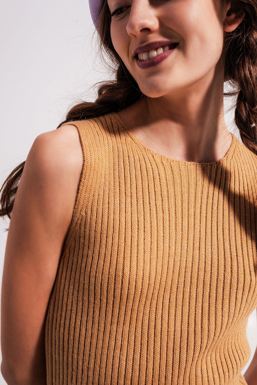 Vestido midi nervurado com decote redondo em bege