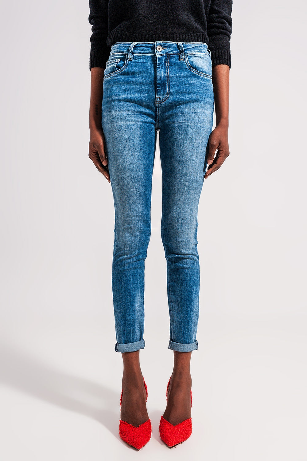Calças de ganga médias azuis skinny de algodão elastico