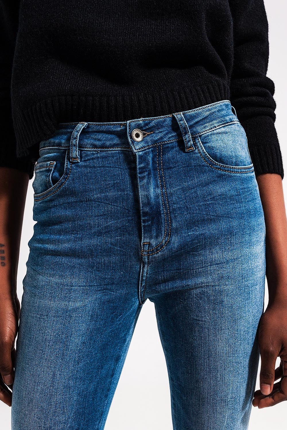 Calças de ganga médias azuis skinny de algodão elastico