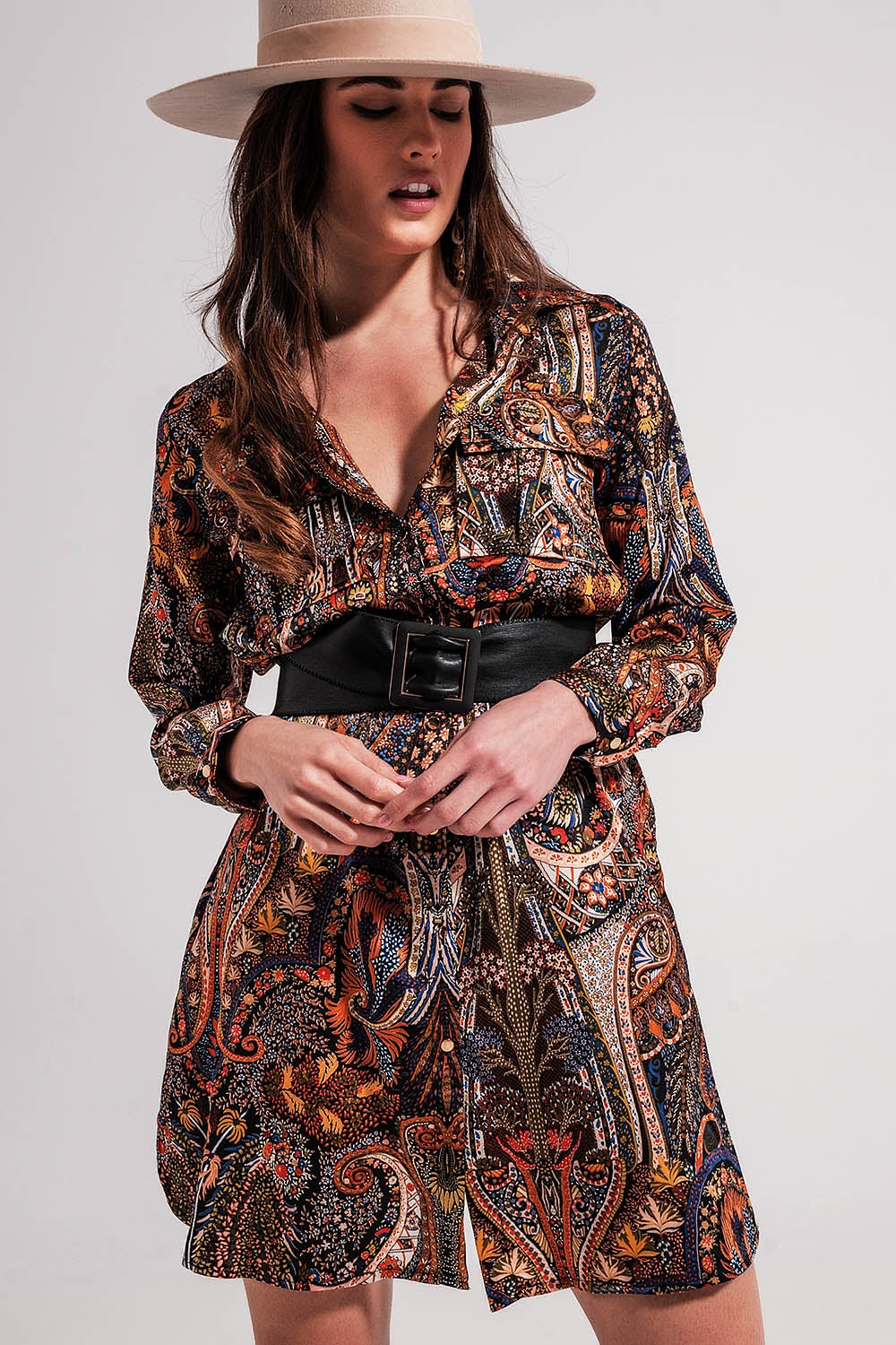 Vestido curto preto com mangas compridas e estampado de paisley