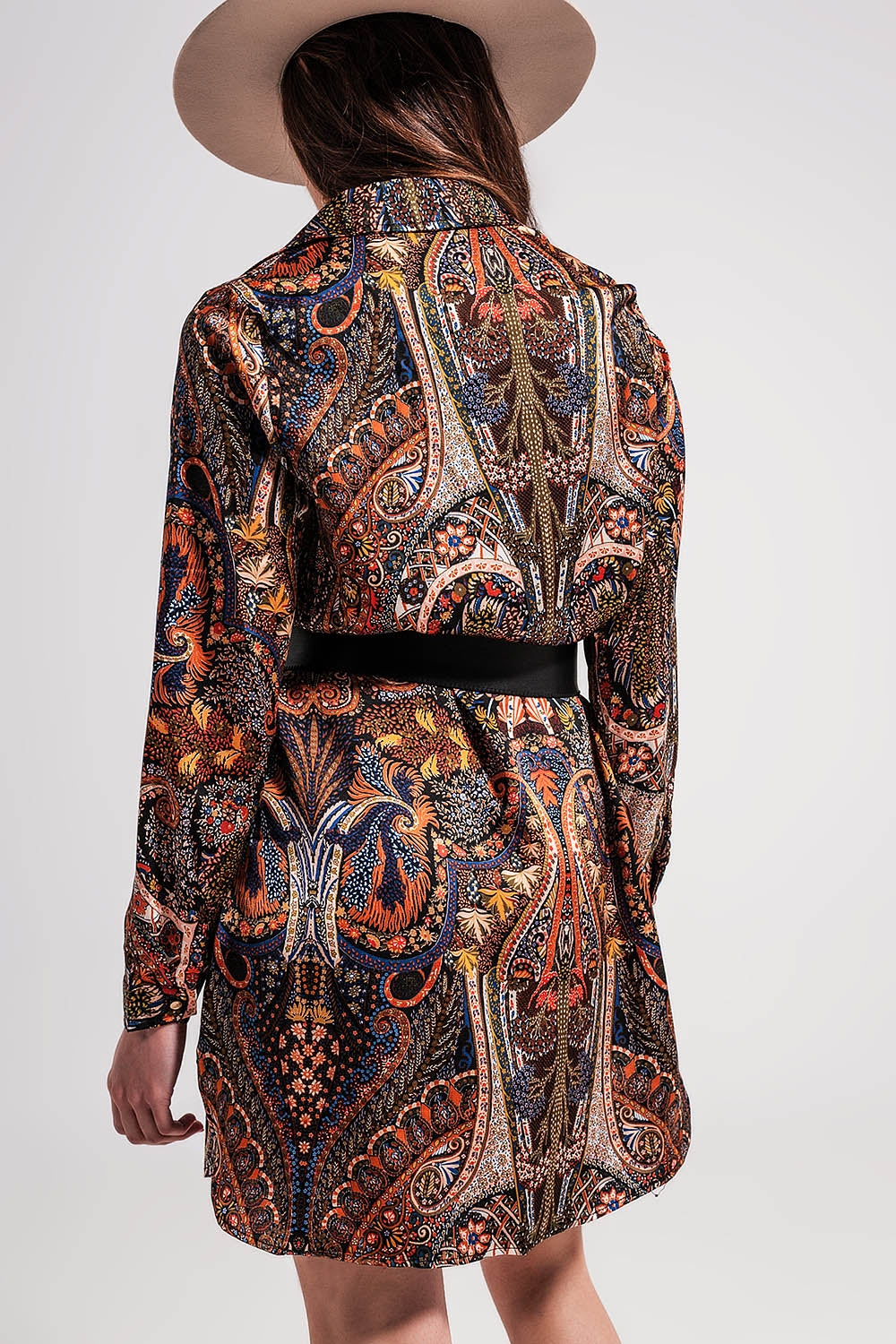 Vestido curto preto com mangas compridas e estampado de paisley