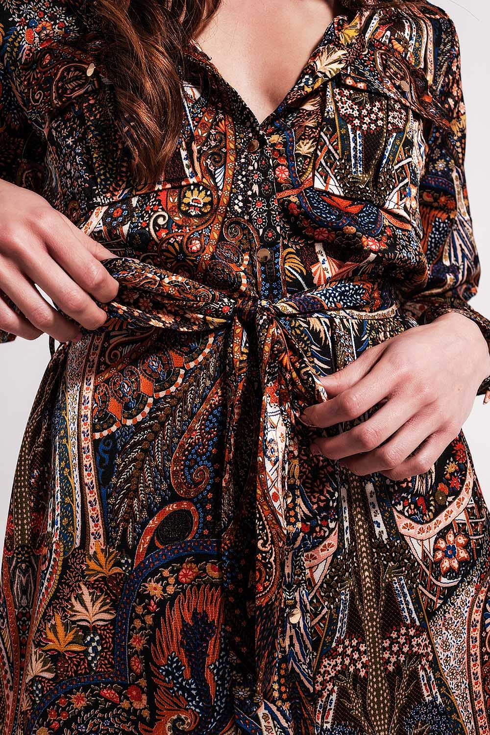 Vestido curto preto com mangas compridas e estampado de paisley