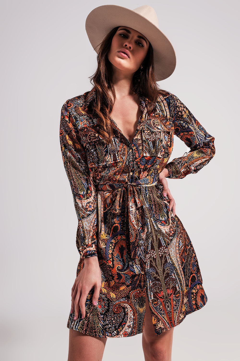 Vestido curto preto com mangas compridas e estampado de paisley