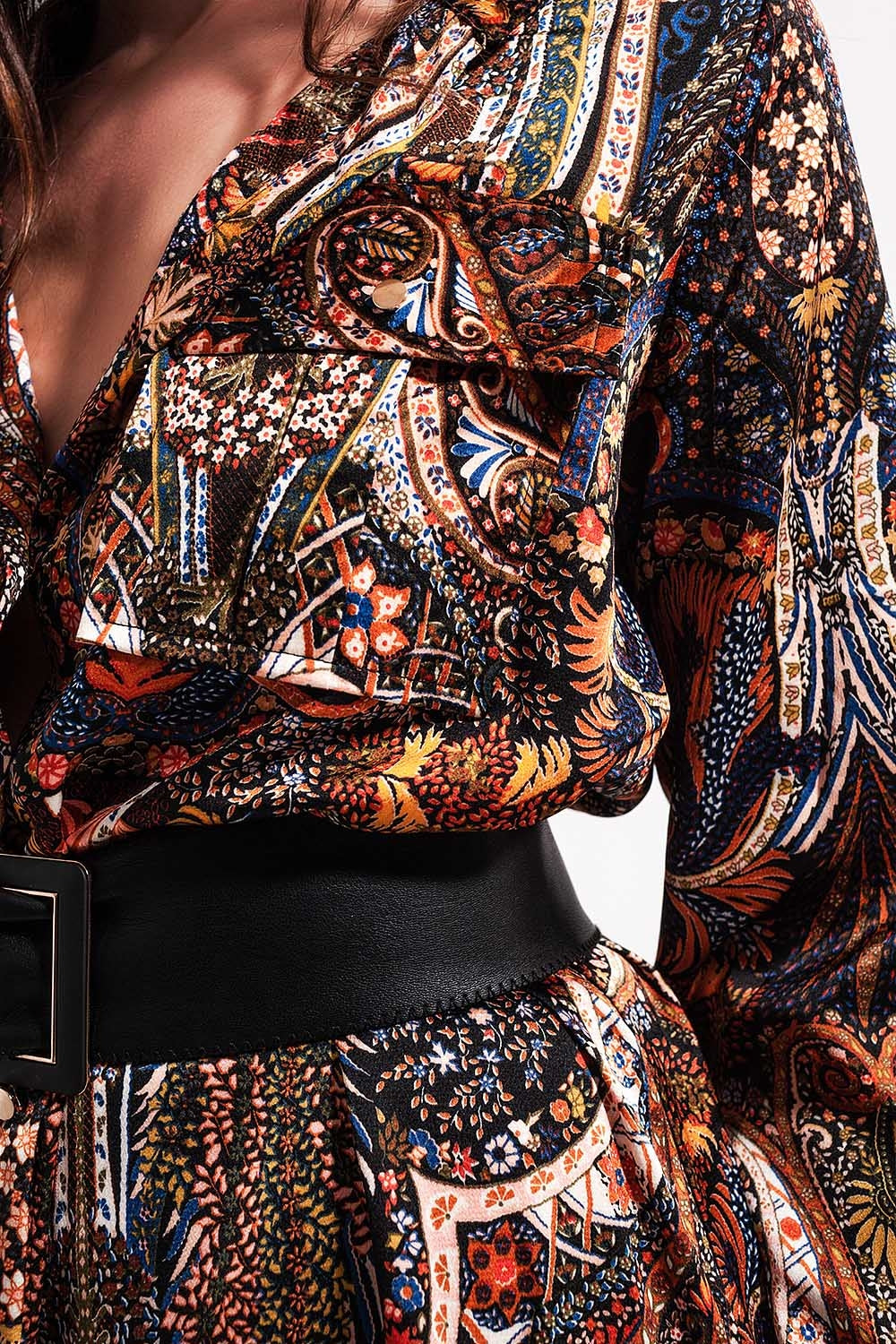 Vestido curto preto com mangas compridas e estampado de paisley