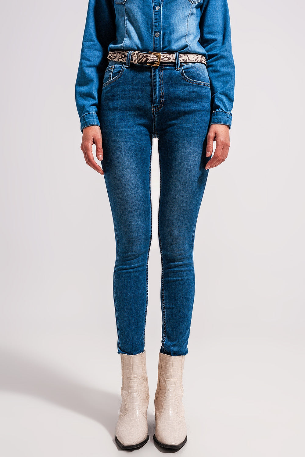 Calças de ganga esticadas de cintura alta e skinny em lavagem meio azul