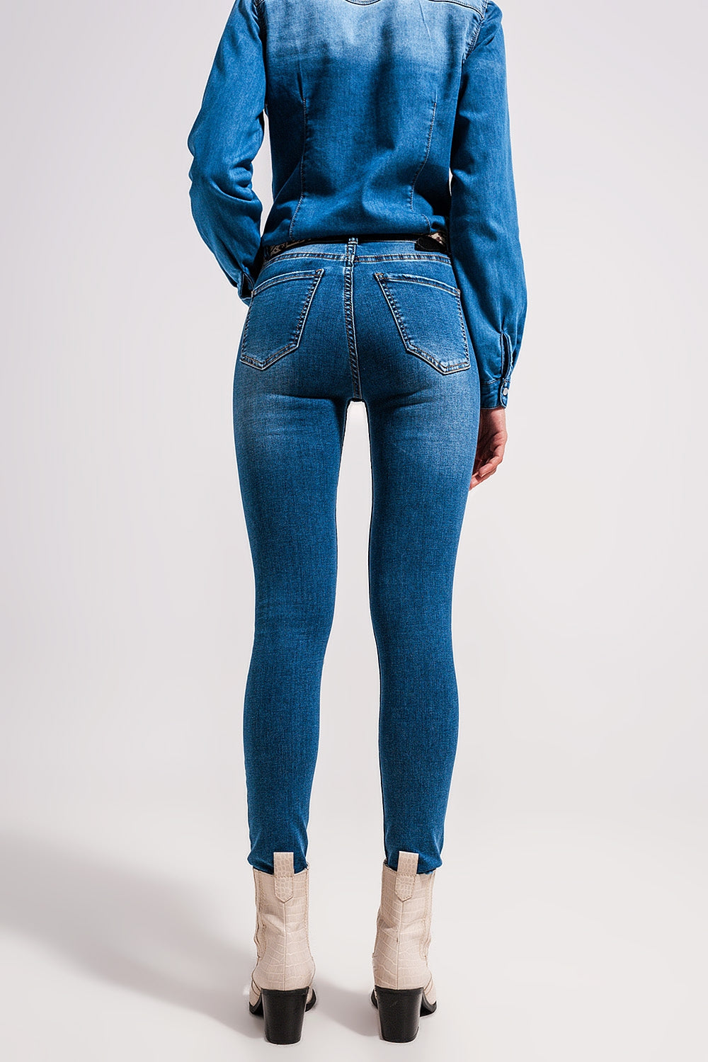 Calças de ganga esticadas de cintura alta e skinny em lavagem meio azul