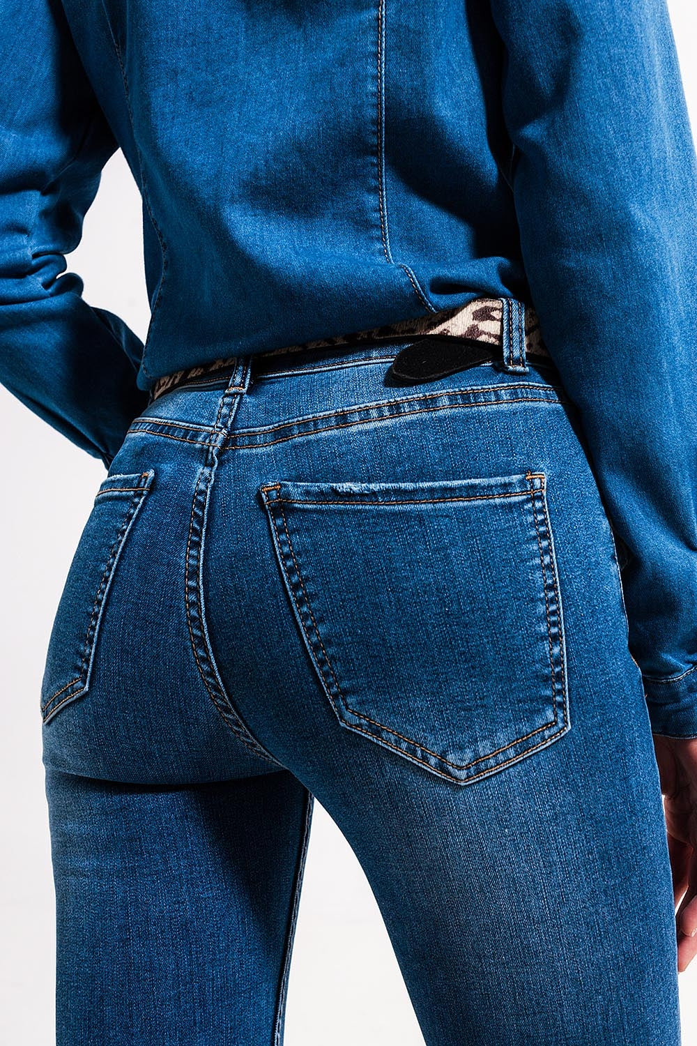 Calças de ganga esticadas de cintura alta e skinny em lavagem meio azul