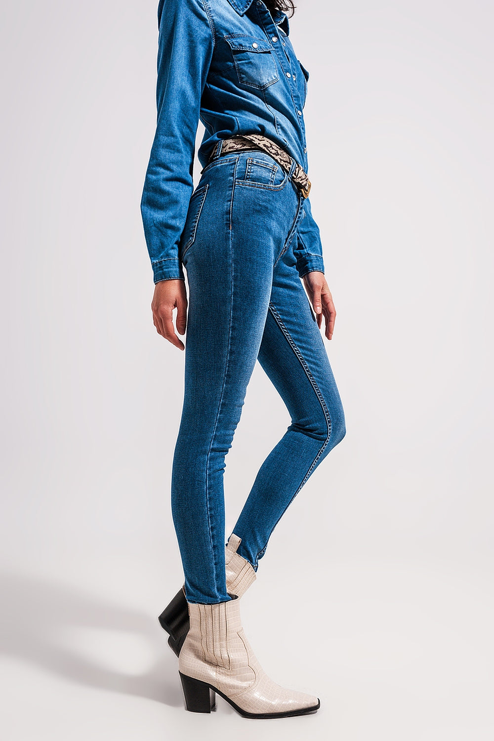 Calças de ganga esticadas de cintura alta e skinny em lavagem meio azul